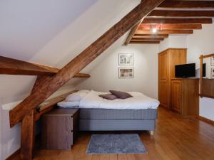 a bedroom with a bed in a attic at Hotel Auberge D'Alle in Alle