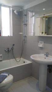 Ein Badezimmer in der Unterkunft Athenian Luxury apartment, near metro station Chalandri, Nu 2