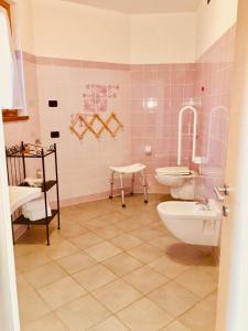 a bathroom with a toilet and a sink at Residence Colombo in Sorico