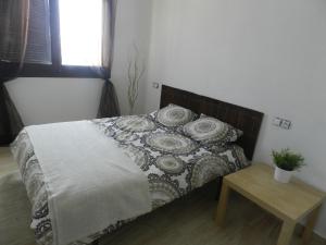 1 dormitorio con cama con almohada y mesa en Apartment Bellavista 36 Cabo Roig, en Cabo Roig