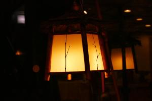 una lámpara en la oscuridad con una luz amarilla en Akasawa Onsen Ryokan, en Nasushiobara
