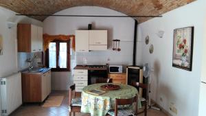 Diano San PietroにあるAlloggio Ulivoのキッチン(テーブル付)、小さなキッチン(テーブル、椅子付)