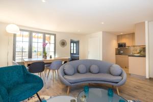 a living room with a couch and a table at Clos Castel Villas in Casteljaloux