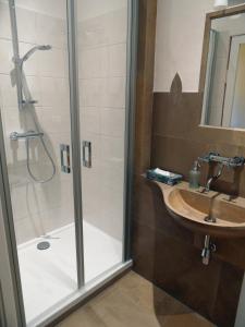 Im Bahnhof - Gästezimmer - في فايكرزهايم: حمام مع دش ومغسلة +12 صورة