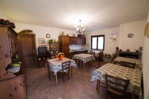 sala de estar con mesas, sillas y TV en Agriturismo La Piantata, en Bolsena 3 fotos más