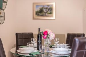 uma mesa com uma garrafa de vinho e flores em Apartments and Rooms Villa Erede em Split
