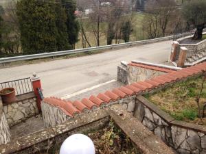 an empty road next to a road with a wall at Appartamento Antonio in Malo