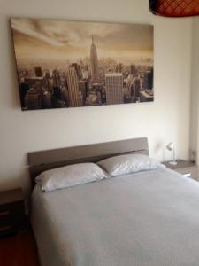 een slaapkamer met een bed met een foto aan de muur bij Appartamento Antonio in Malo