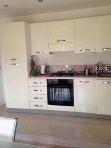 a kitchen with white cabinets and an oven at Appartamento Antonio in Malo +1 photo