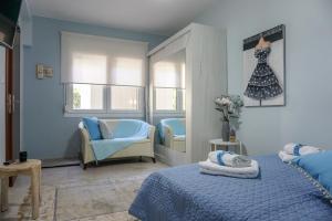 um quarto com uma cama e um vestido pendurado na parede em Casa elegante em Cavala