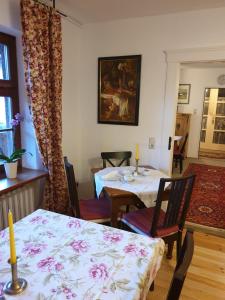 uma sala de estar com mesa e cadeiras e uma sala de jantar em CB Hotel Becker em Nieder-Olm