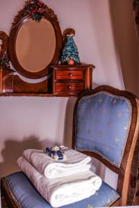 uma cadeira com uma toalha e um espelho na parede em WELL COME - Museo em Nápoles