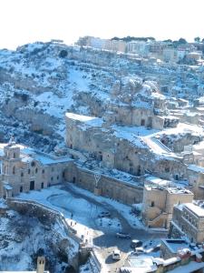 una vista aérea de una ciudad cubierta de nieve en Bed And Breakfast Nelmuro, en Matera