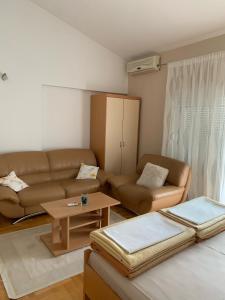 - un salon avec un canapé et une table dans l'établissement Pansion Villa Bubalo, à Mostar