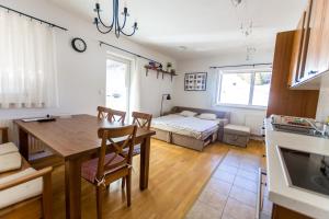 cocina y sala de estar con mesa y cama en Apartment Katarina Kranjska Gora, en Kranjska Gora