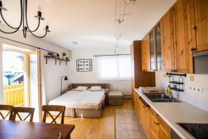 una cocina y un dormitorio con una cama en una habitación en Apartment Katarina Kranjska Gora, en Kranjska Gora