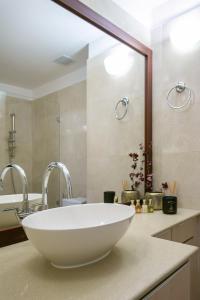 A bathroom at Jacuzzi & Secret Garden in David's Village by FeelHome