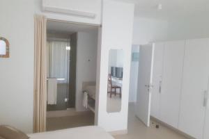 Element Bay Lux Beach Apartment的电视和/或娱乐中心