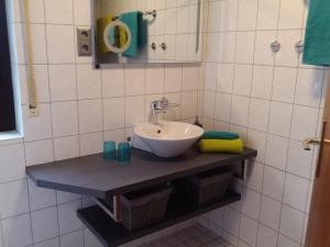 uma casa de banho com um lavatório e um espelho em Oerlihome em Oerlinghausen