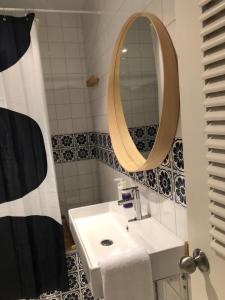 a bathroom with a sink and a mirror at Casa Bolsa43 in Sanlúcar de Barrameda