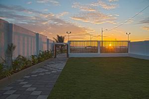 Východ nebo západ slunce při pohledu z hotelu nebo okolí