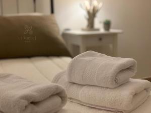 A bed or beds in a room at B&B Li Tarici