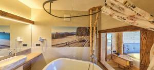 Koupelna v ubytování Albergo Gasthof zur Krone + 37 fotografií