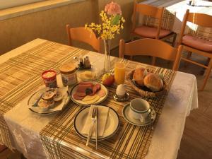 - une table avec des assiettes de petit-déjeuner dans l'établissement Gasthof „Zum Schwan“, à Langenbach