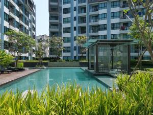 5 Floor - Centrio Condominium in Phuket Town - 30 mins to beaches في فوكيت تاون: مسبح أمام مبنى