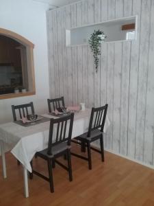 comedor con mesa y 4 sillas en RBA RentHouse Apartment 2 en Nedervetil