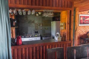 Virtuvė arba virtuvėlė apgyvendinimo įstaigoje Cabañas Anulen