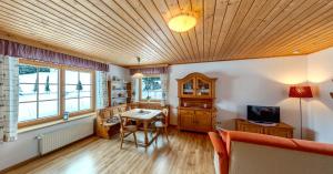 Μια τηλεόραση ή/και κέντρο ψυχαγωγίας στο Apartment Almhaus Innerkrems