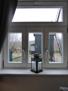 Gierstädt的住宿－"Fahner Mühle"，透过窗户可欣赏到游乐场的景色