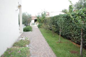 a garden path next to a house at Apartmani Radin in Poreč