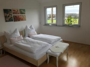 two beds in a room with two windows at Kleine Auszeit mit Aussicht Velbert Tönisheide in Velbert