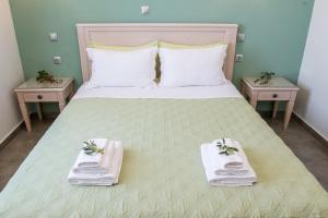 A bed or beds in a room at Kampaki Stone Houses Még 37 kép