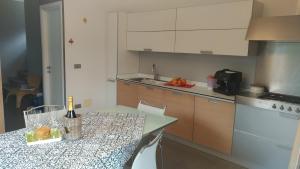 A kitchen or kitchenette at "Lake & Mountain" Summer House