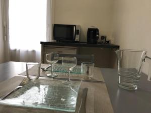 洛里昂的住宿－Lesage 2，酒杯桌子和盘子