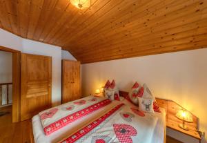 Ένα ή περισσότερα κρεβάτια σε δωμάτιο στο Apartment Almhaus Innerkrems