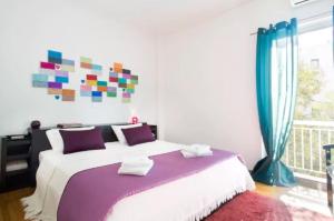 雅典的住宿－At Trendy Glyfada's Center，一间卧室设有一张大床和一个窗户。