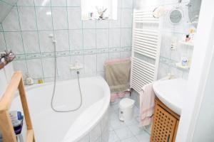 Kúpeľňa v ubytovaní Virág Apartman + 16 fotografií