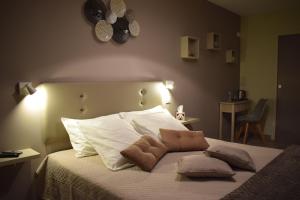 Marcillac-Saint-QuentinにあるLa Sarlamandre, Chambres et table d'Hôtesのベッドルーム1室(白いシーツと枕のベッド1台付)