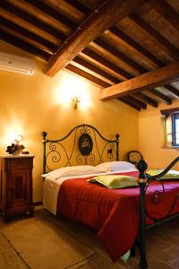 a bedroom with a bed in a room with a ceiling at TORRE QUADRANA in Spello
