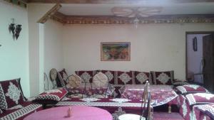 Posezení v ubytování Kasbah Ait Bouguemez