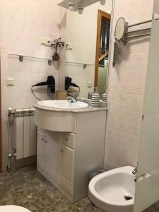 un bagno con lavandino e WC di Casa Rural La Herencia ad Alía