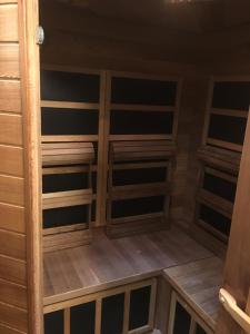 une chambre avec des étagères en bois dans une cabine dans l'établissement Parkhotel Villa des Effats Vielsalm, à Vielsalm