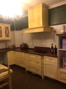 a kitchen with white cabinets and a counter top at Apartamento en Pleno Centro De Marchena 3 dormitorios 3 baños privados in Marchena