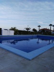 een groot zwembad met een blauw zwembad bij Donde Brilla el Sol in Candelaria