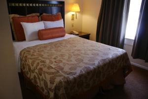 a bedroom with a large bed in a hotel room at Harborview Inn & Suites-Convention Center-Airport-Gaslamp-Seaworld-Zoo-Balboa Park in San Diego +3 photos