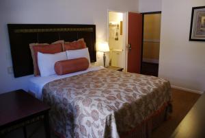 Postel nebo postele na pokoji v ubytování Harborview Inn & Suites-Convention Center-Airport-Gaslamp-Seaworld-Zoo-Balboa Park